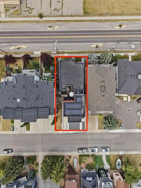 2226 Westmount Road NW, Calgary — photo 2 of 34
