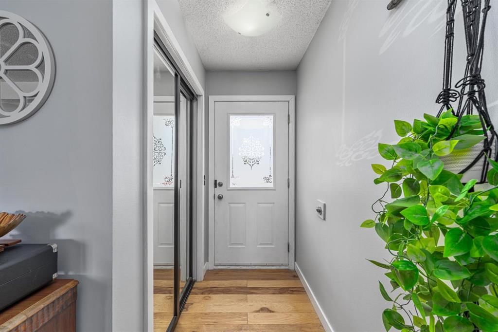 105 Bedford Manor NE, Calgary — photo 3 of 25
