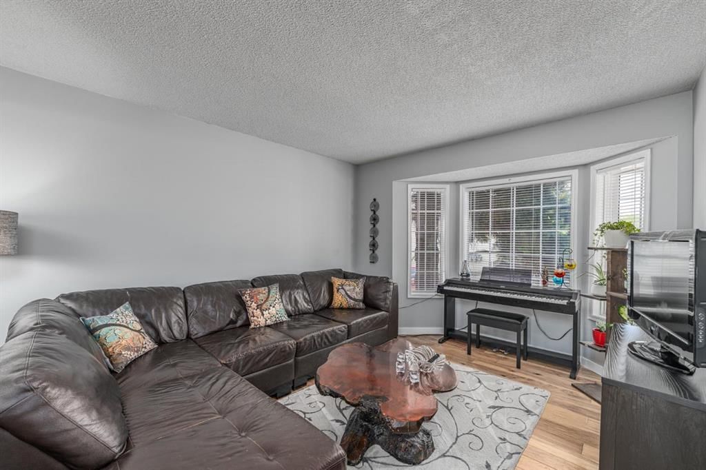 105 Bedford Manor NE, Calgary — photo 5 of 25