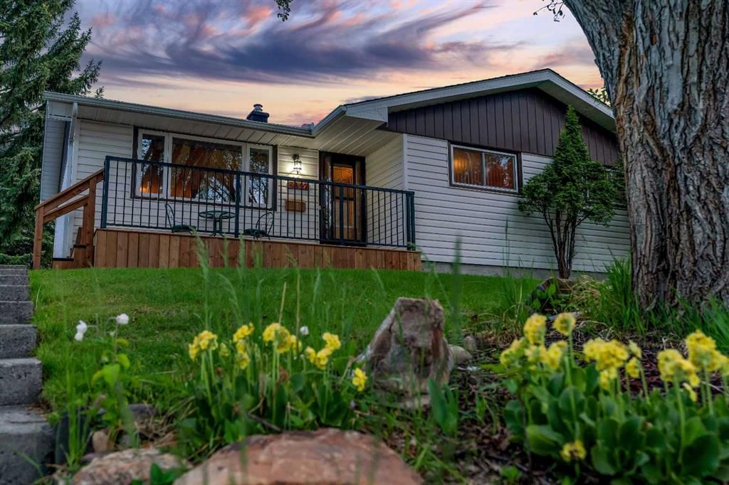 3027 Brentwood Boulevard NW, Calgary — main listing photo