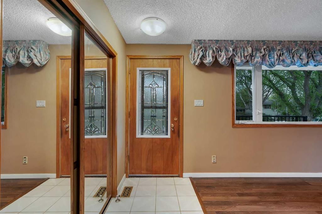 3027 Brentwood Boulevard NW, Calgary — photo 5 of 49