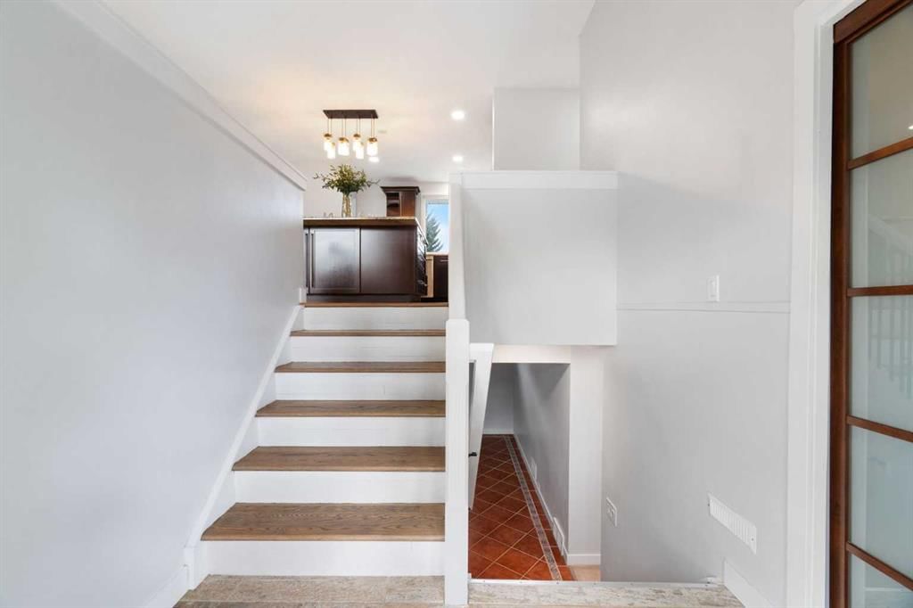 1016 Cannock Place SW, Calgary — photo 3 of 49