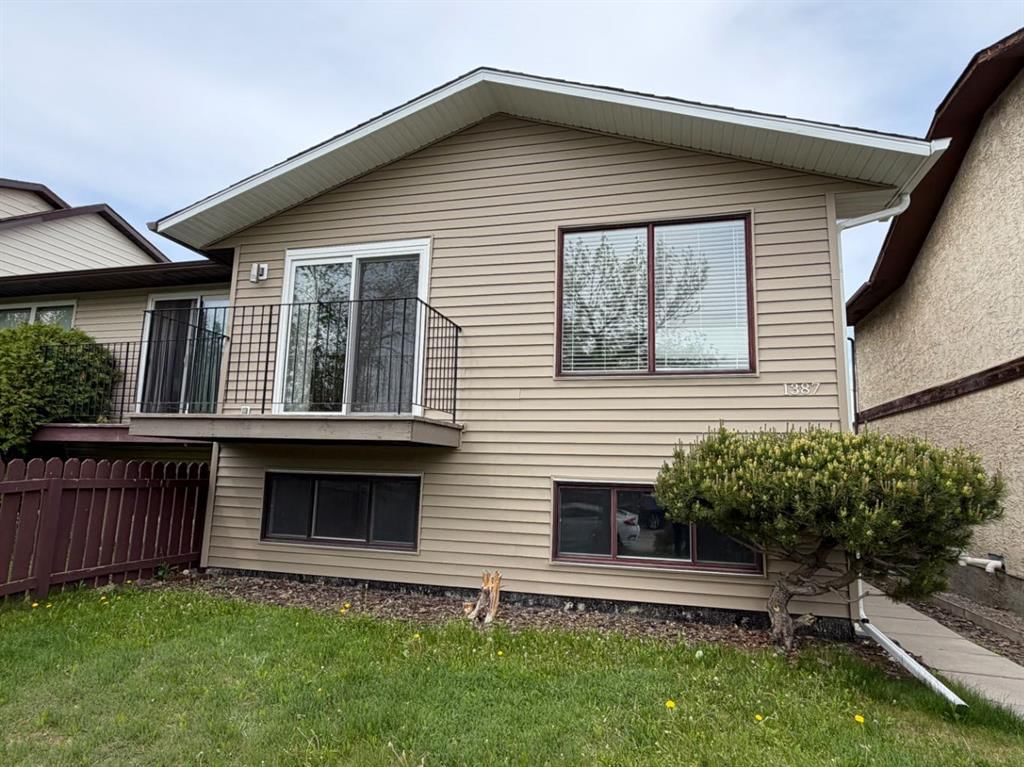 1387 Berkley Drive NW, Calgary — main listing photo