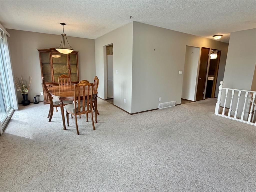 1387 Berkley Drive NW, Calgary — photo 4 of 35
