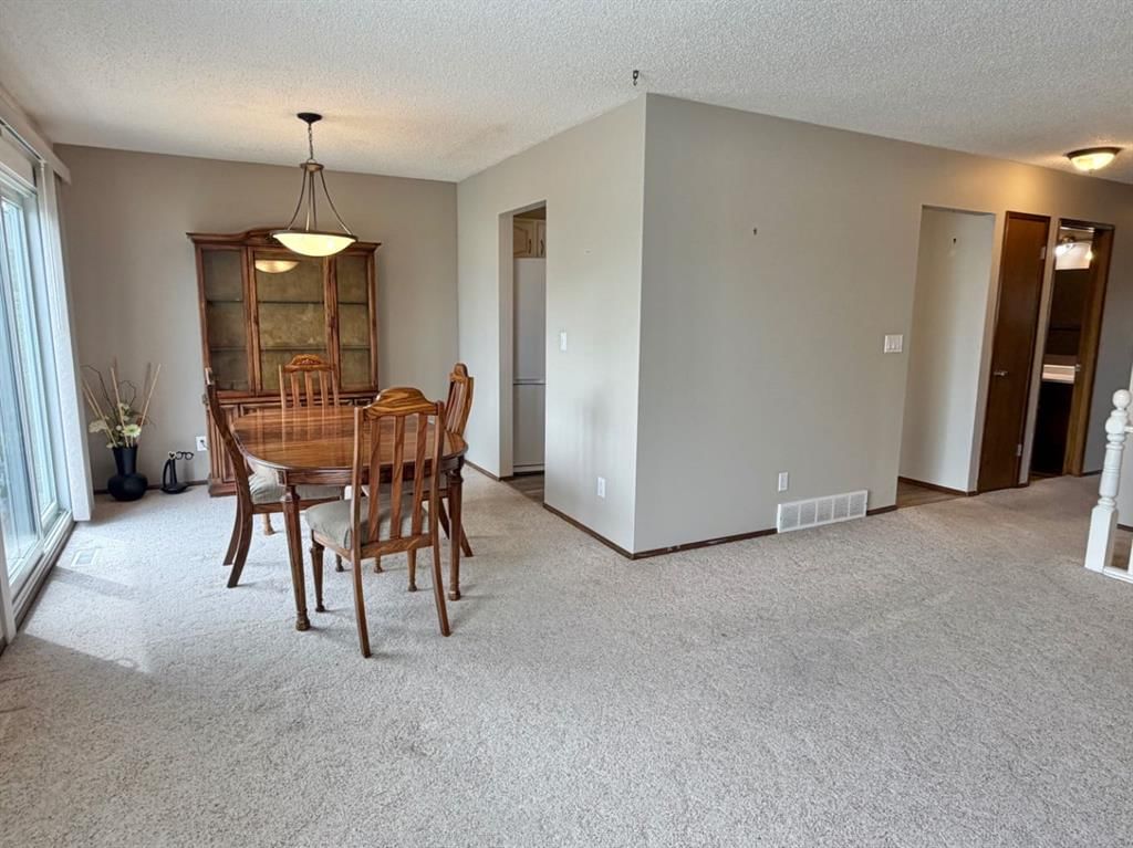 1387 Berkley Drive NW, Calgary — photo 5 of 35