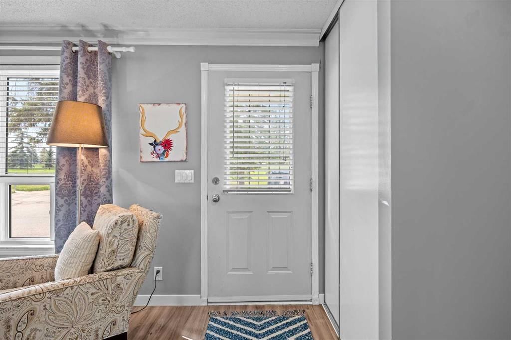 165 Woodmont Terrace SW, Calgary — photo 4 of 33