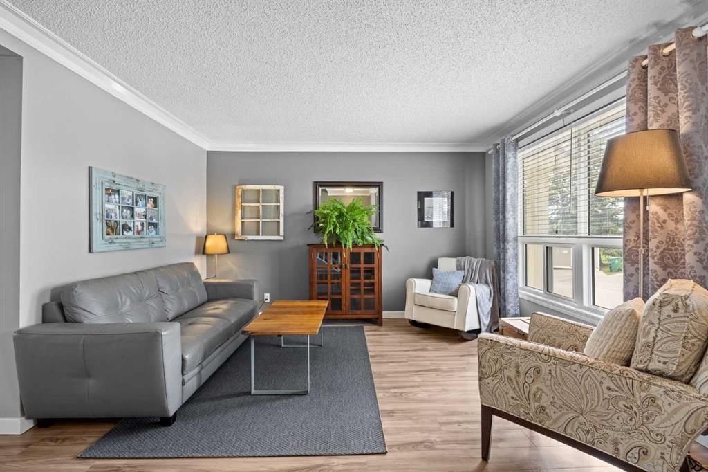 165 Woodmont Terrace SW, Calgary — photo 5 of 33