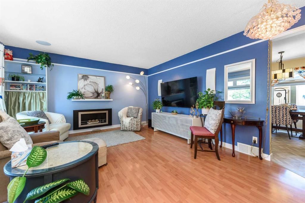 208 Van Horne Crescent NE, Calgary — photo 4 of 36