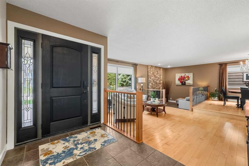 612 Lake Simcoe Close SE, Calgary — photo 3 of 50
