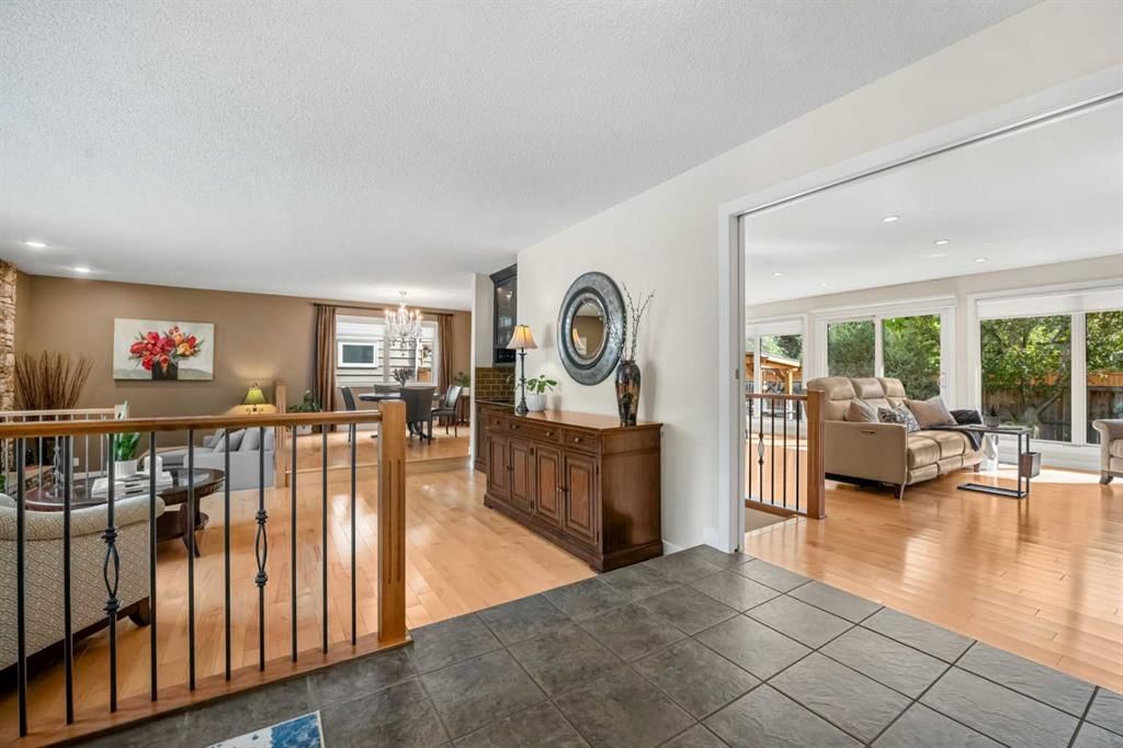 612 Lake Simcoe Close SE, Calgary — photo 4 of 50