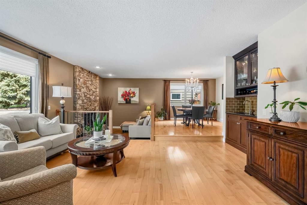 612 Lake Simcoe Close SE, Calgary — photo 5 of 50