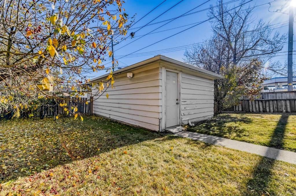 3452 37 Street SW, Calgary — photo 3 of 25