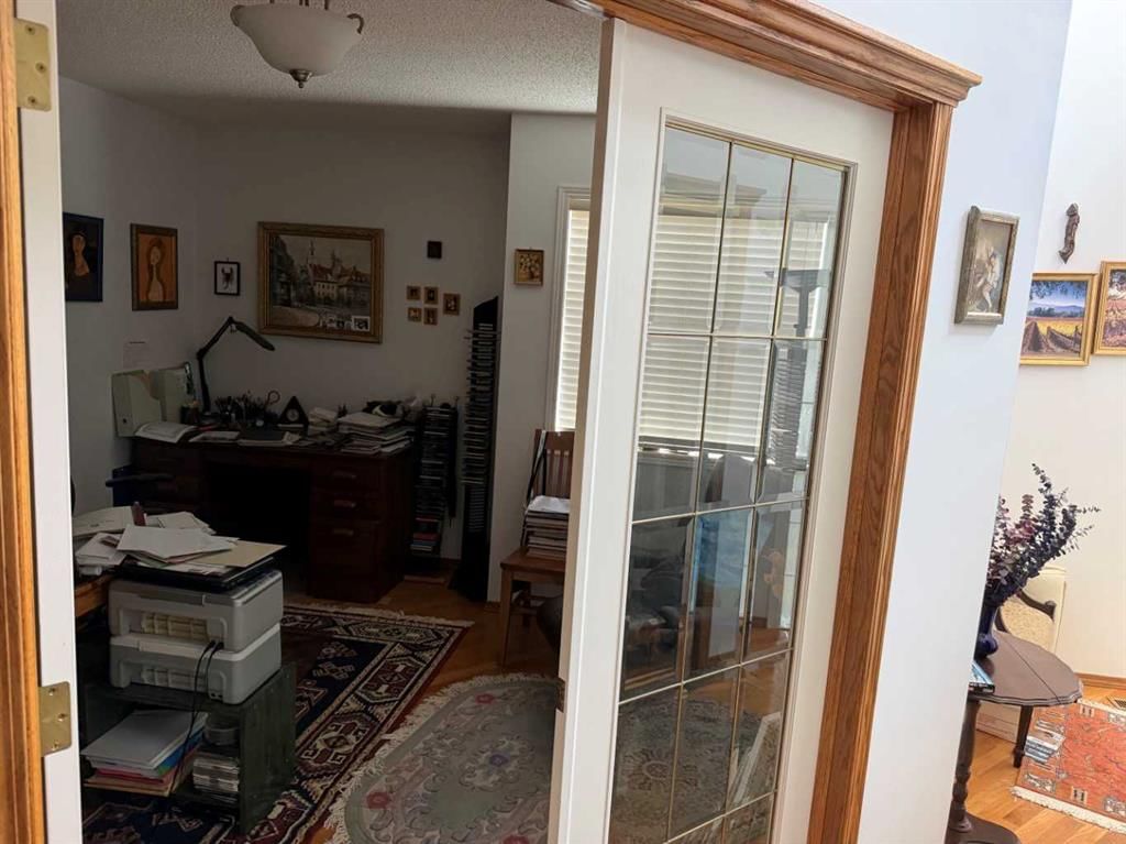 65 Spring Crescent SW, Calgary — photo 5 of 9