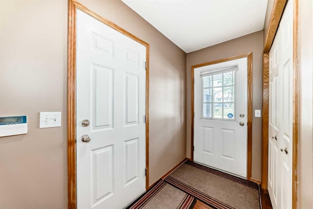 270 Rocky Ridge Court NW, Calgary — photo 3 of 33