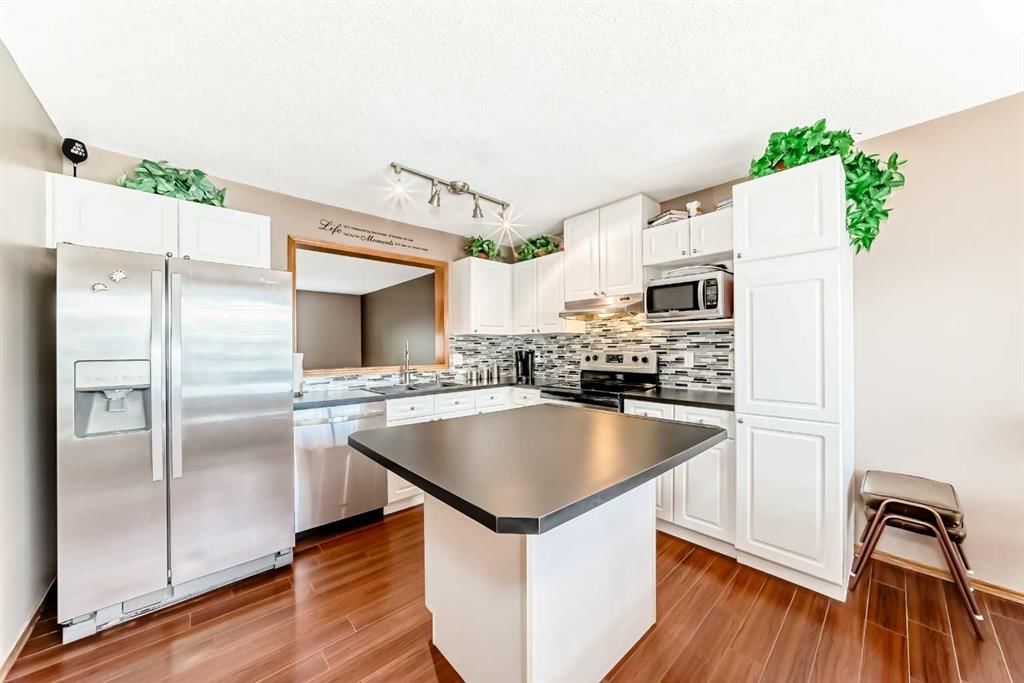 270 Rocky Ridge Court NW, Calgary — photo 4 of 33