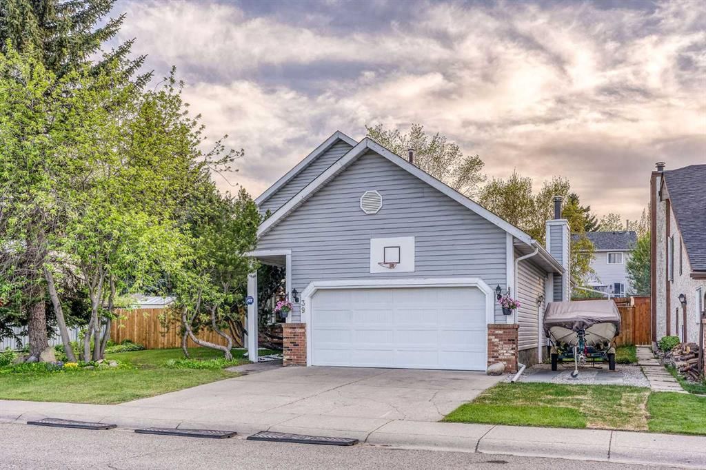 39 Woodmont Way SW, Calgary — photo 3 of 50