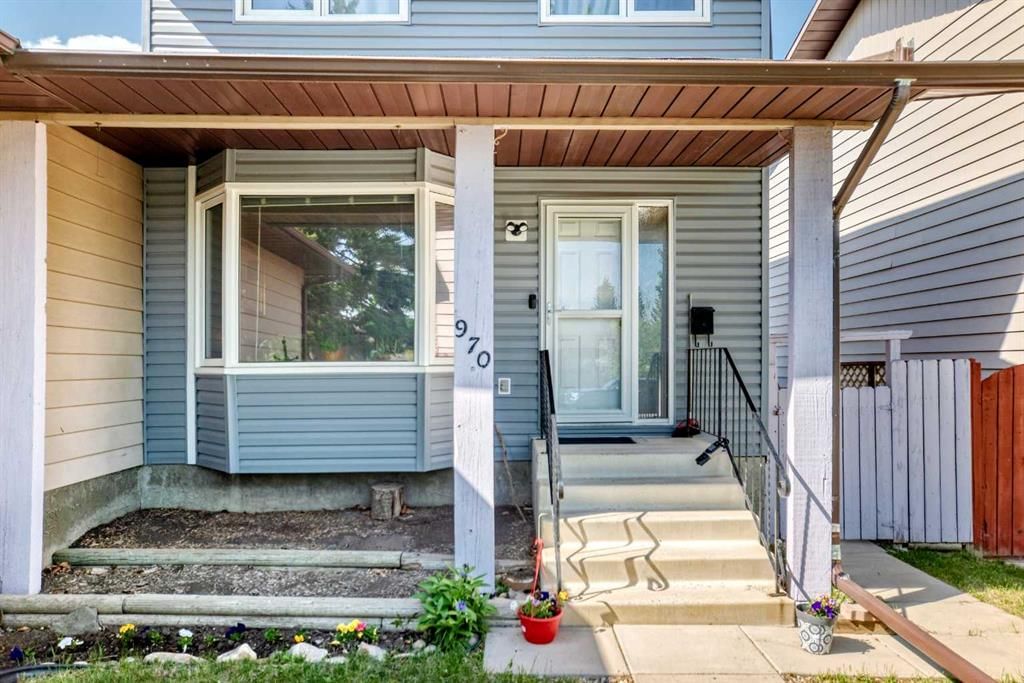 970 Berkley Drive NW, Calgary — photo 4 of 48