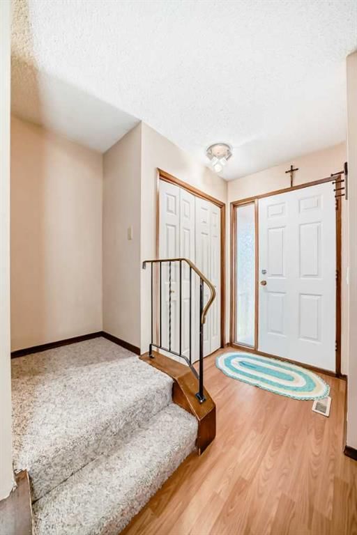 970 Berkley Drive NW, Calgary — photo 5 of 48