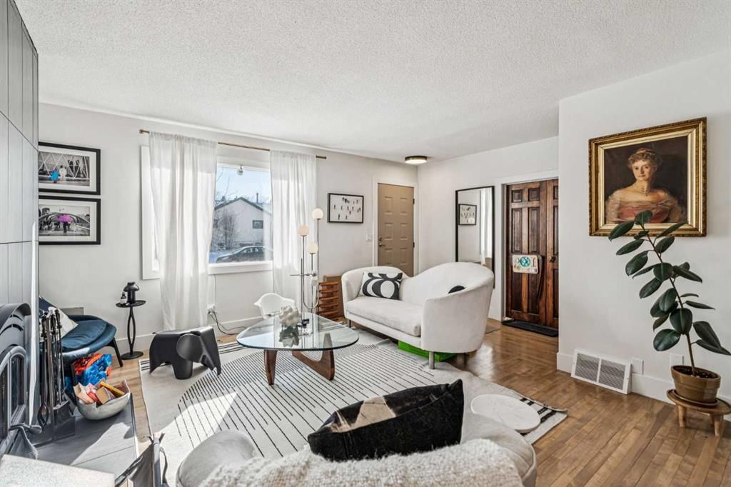 614 21 Avenue NE, Calgary — photo 4 of 27