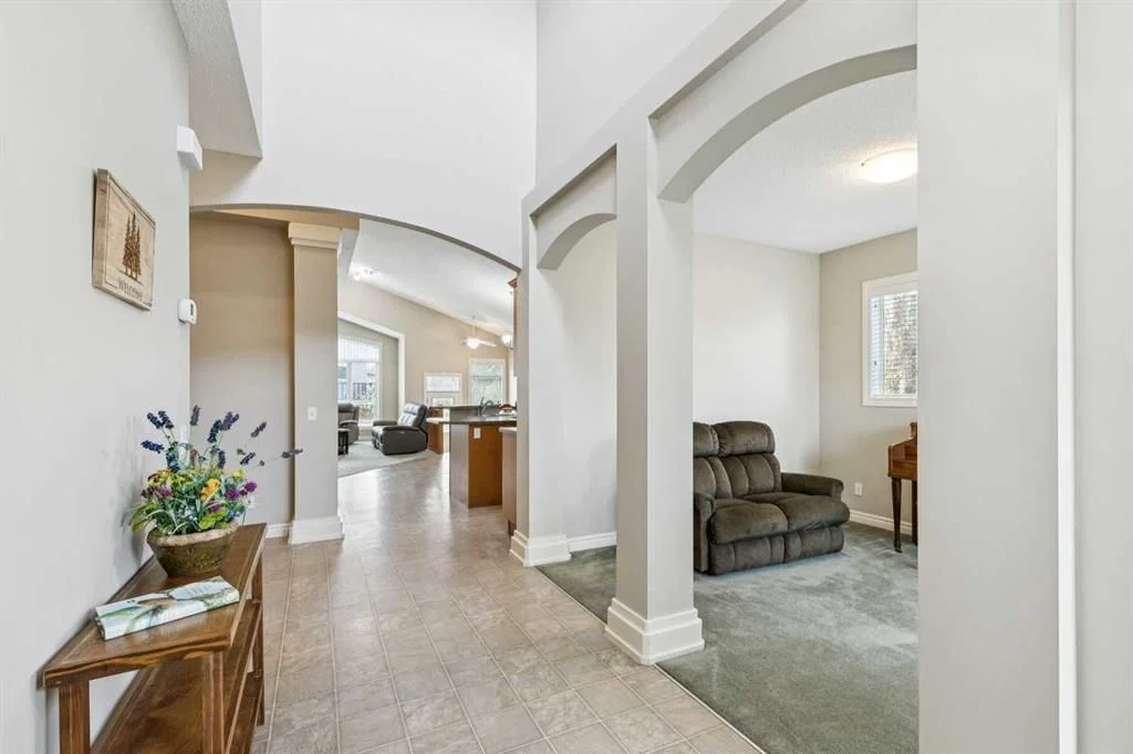 94 Panatella Close NW, Calgary — photo 3 of 38