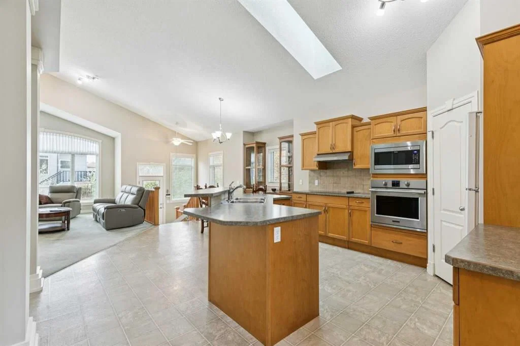 94 Panatella Close NW, Calgary — photo 5 of 38