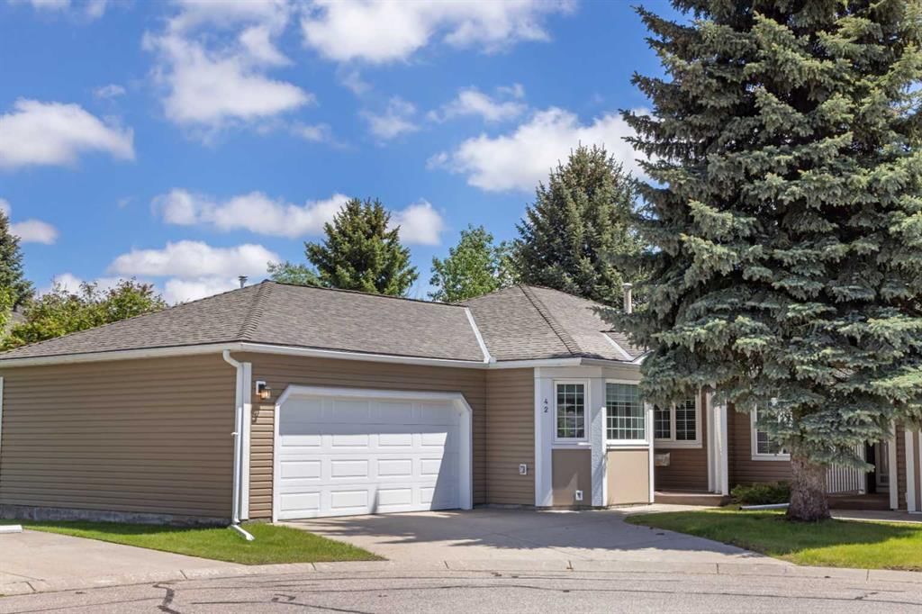42 Douglasbank Gardens SE, Calgary — photo 2 of 33