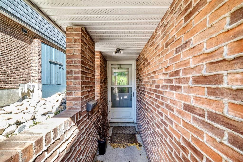 400 Brae Glen Crescent SW, Calgary — photo 4 of 37