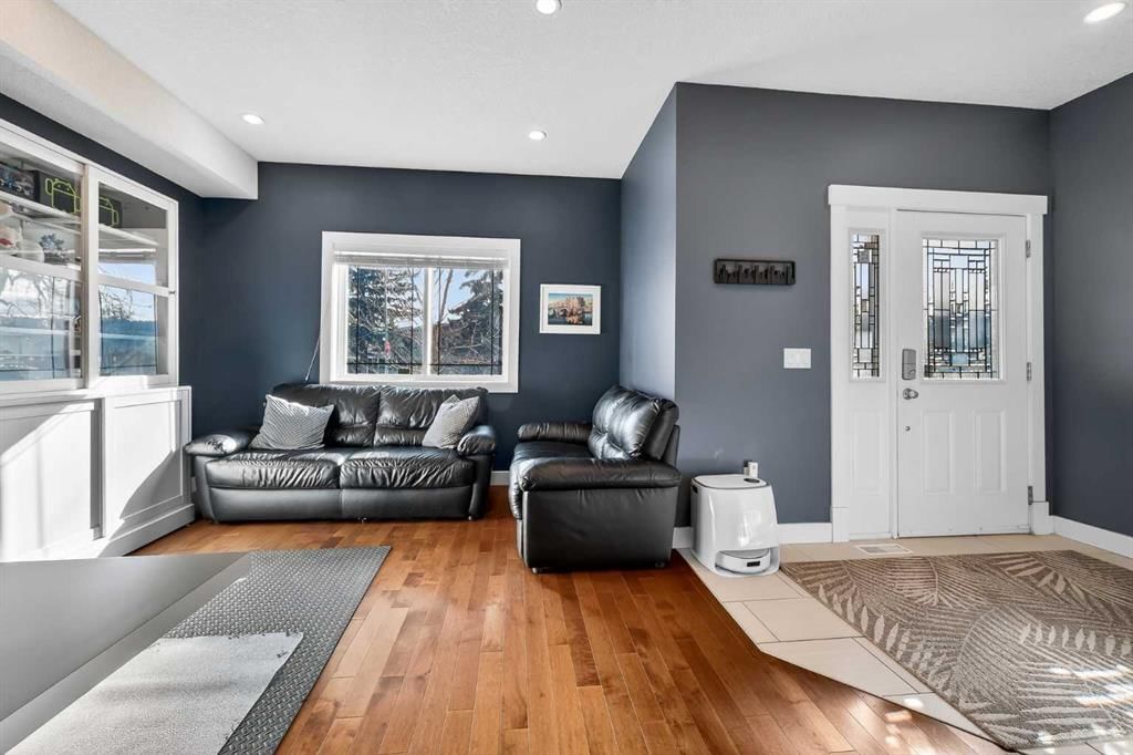 7104 36 Avenue NW, Calgary — photo 2 of 25