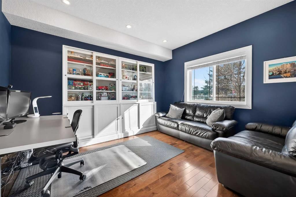 7104 36 Avenue NW, Calgary — photo 3 of 25