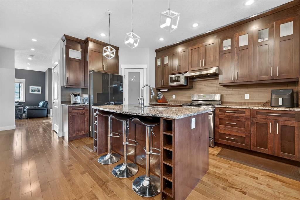 7104 36 Avenue NW, Calgary — photo 4 of 25