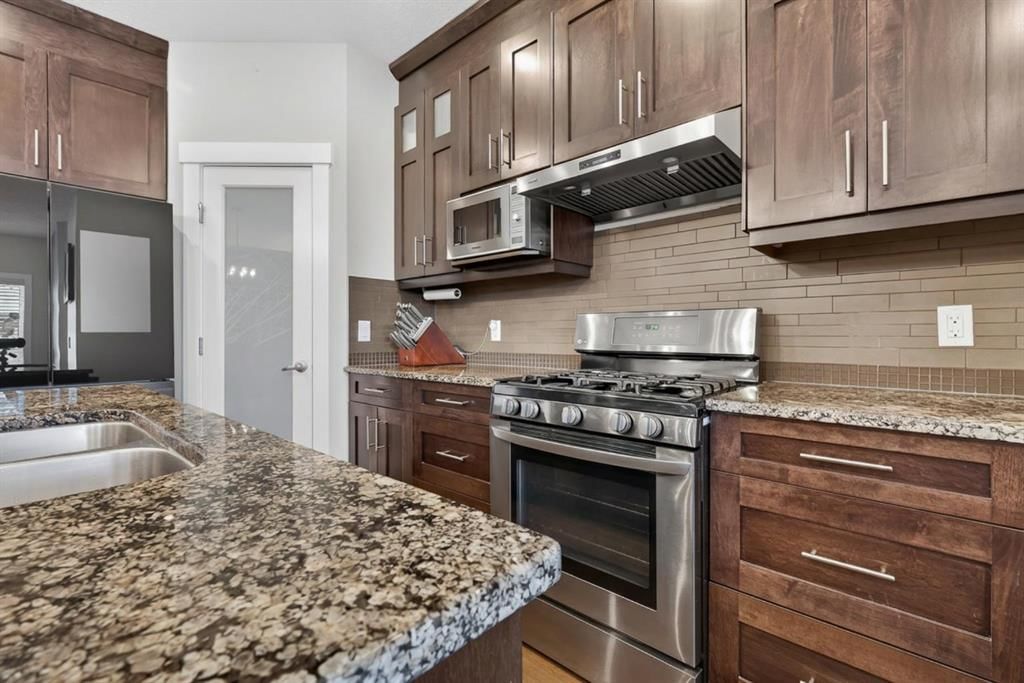 7104 36 Avenue NW, Calgary — photo 5 of 25