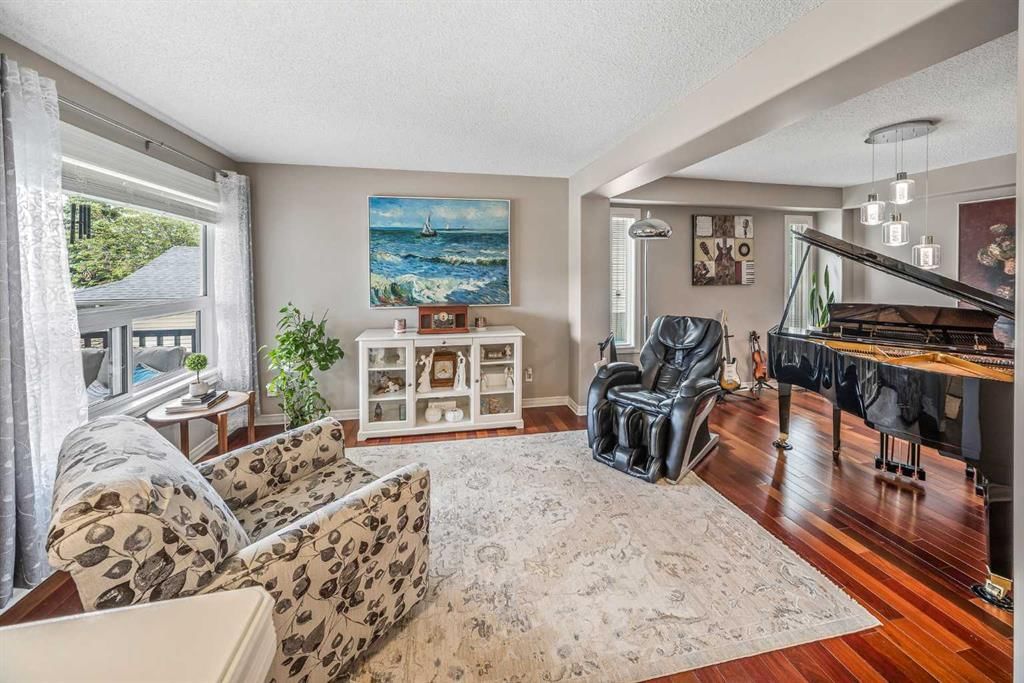 66 Crestmont Drive SW, Calgary — photo 3 of 47