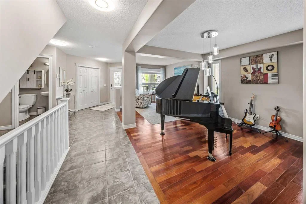 66 Crestmont Drive SW, Calgary — photo 4 of 47