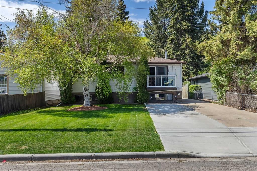 8927 33 Avenue NW, Calgary — photo 3 of 38