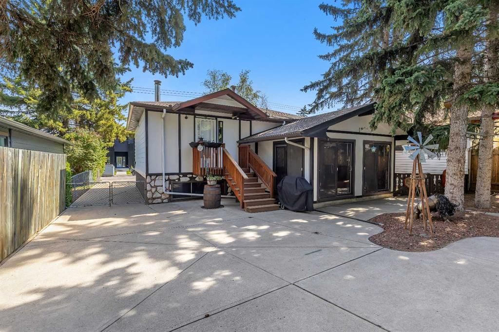 8927 33 Avenue NW, Calgary — photo 4 of 38