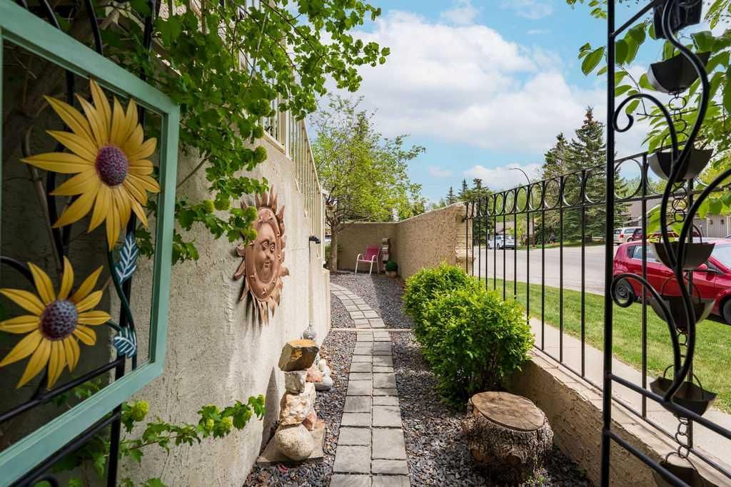 147 Silver Creek Mews NW, Calgary — photo 5 of 42