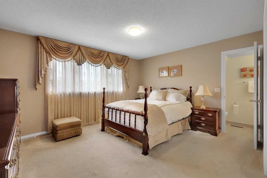1296 Berkley Drive NW, Calgary — photo 3 of 23