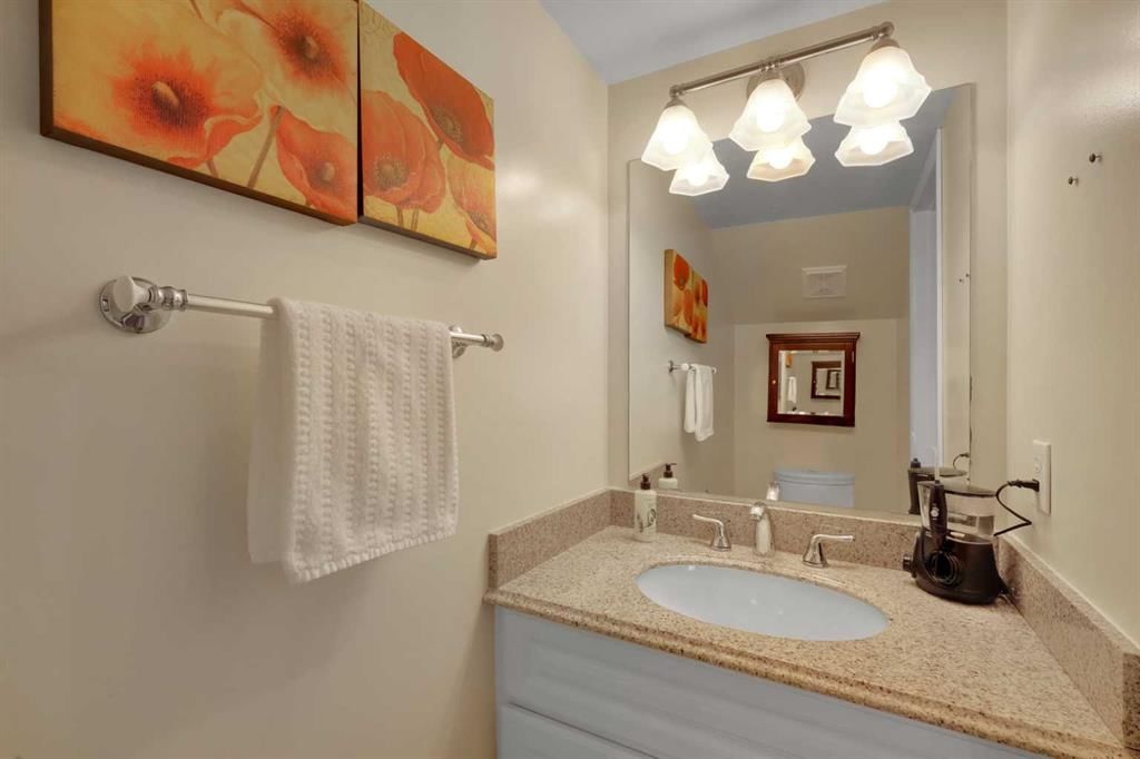 1296 Berkley Drive NW, Calgary — photo 4 of 23