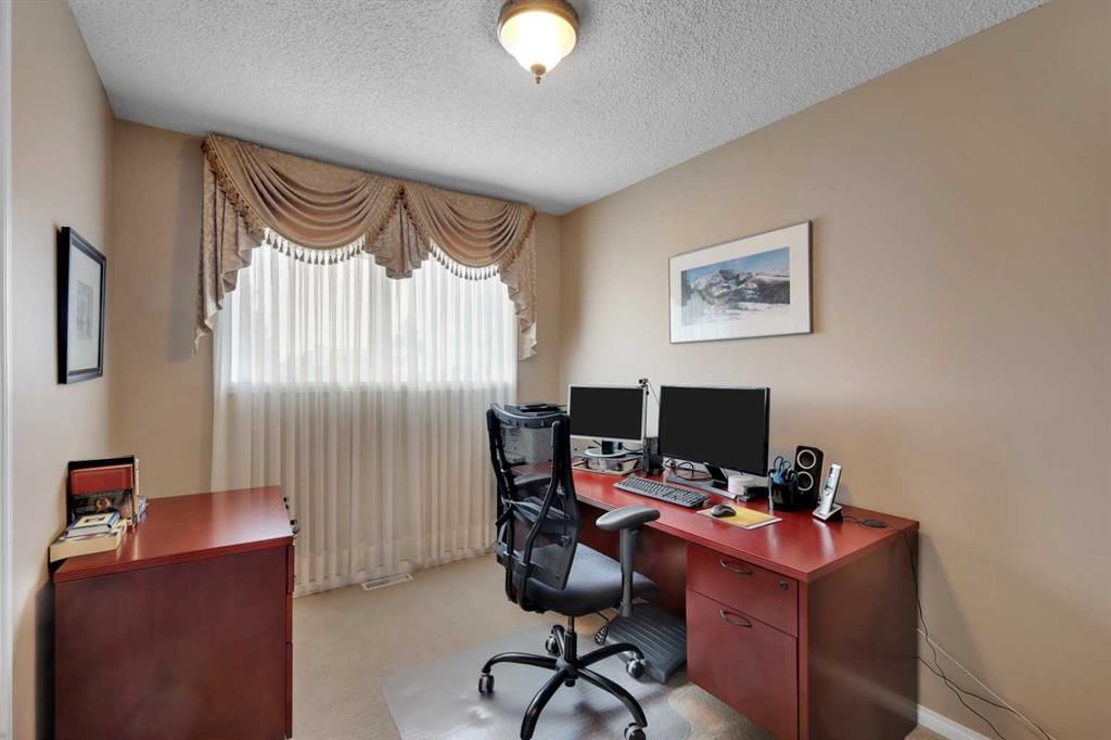 1296 Berkley Drive NW, Calgary — photo 5 of 23