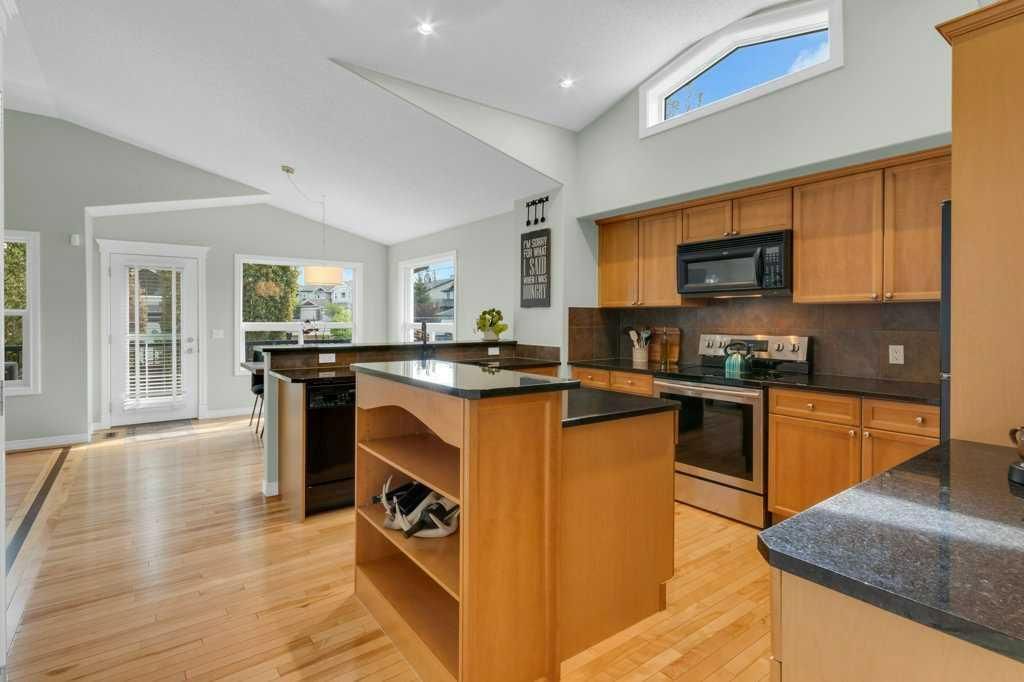 36 Rockyspring Rise NW, Calgary — photo 5 of 48