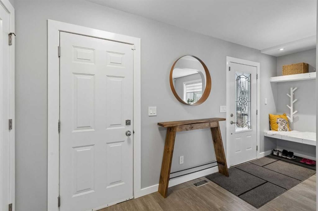 105 Royal Birch Crescent NW, Calgary — photo 3 of 41
