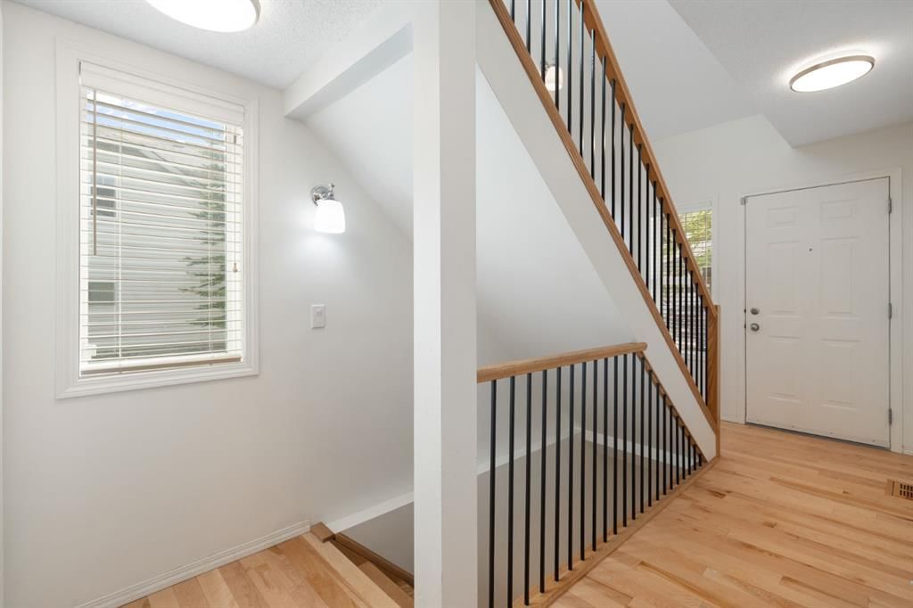 10 Eversyde Court SW, Calgary — photo 4 of 36