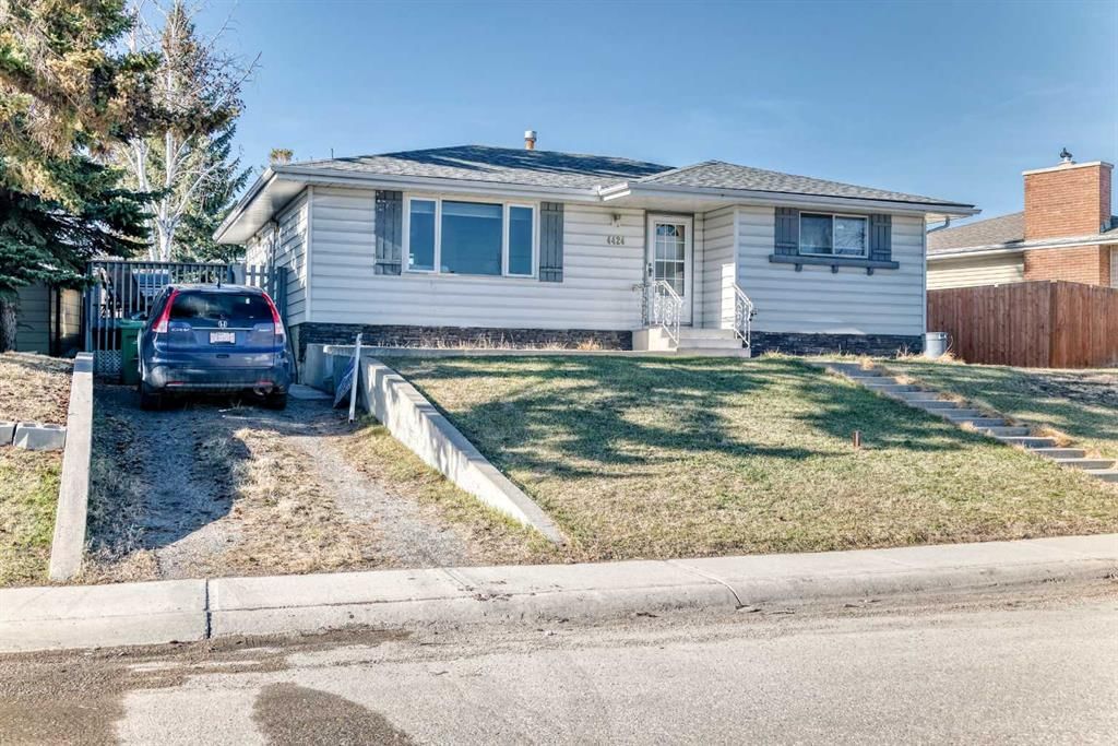 4424 Maryvale Drive NE, Calgary — photo 3 of 46
