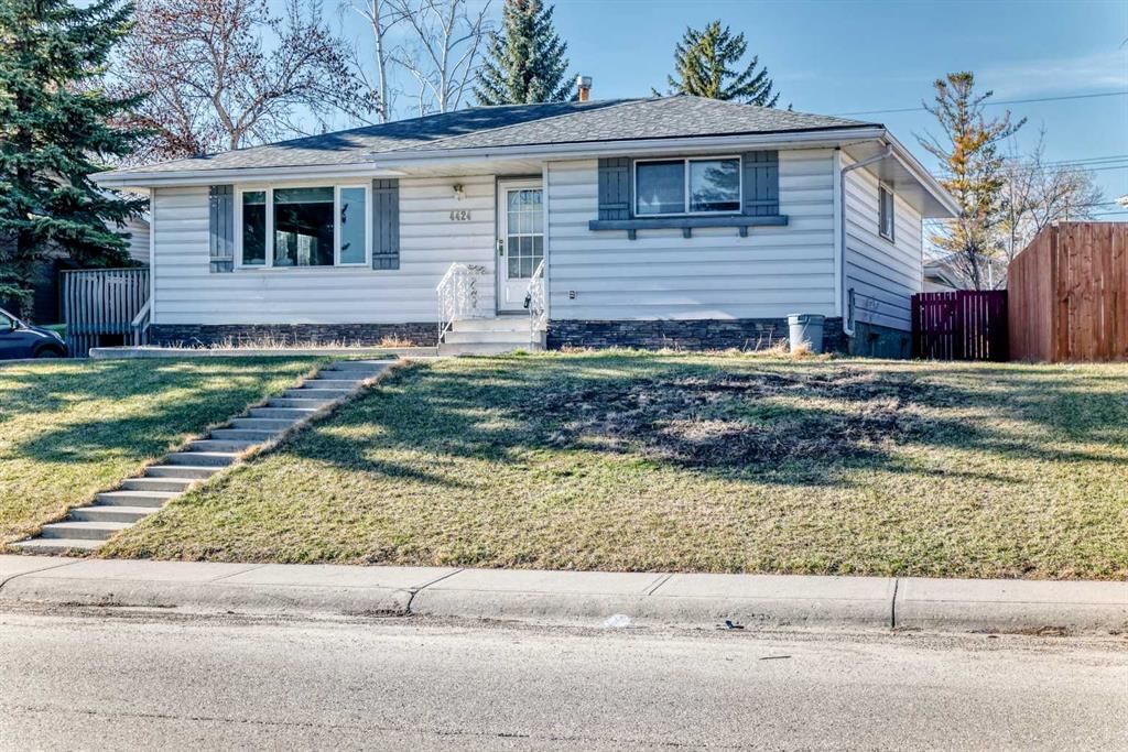 4424 Maryvale Drive NE, Calgary — photo 4 of 46