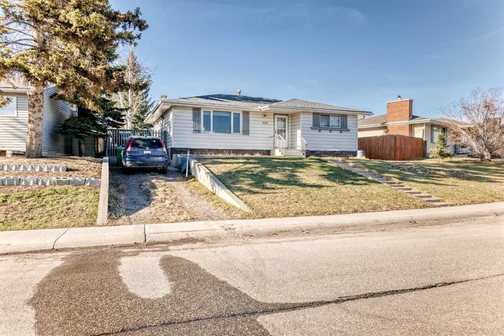 4424 Maryvale Drive NE, Calgary — photo 5 of 46