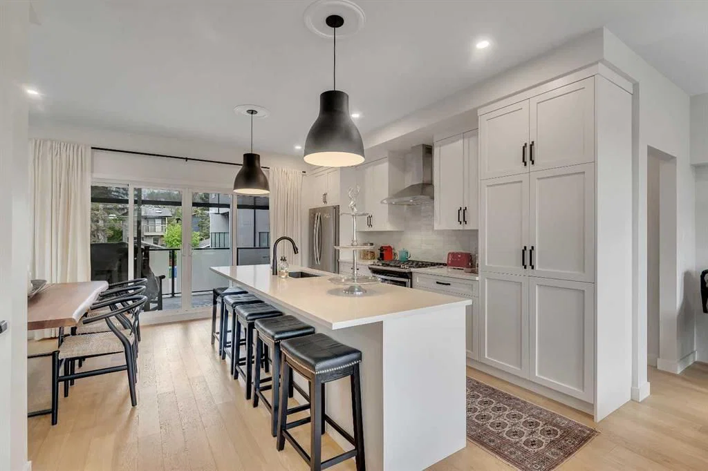 4305 16 Street SW, Calgary — photo 5 of 17