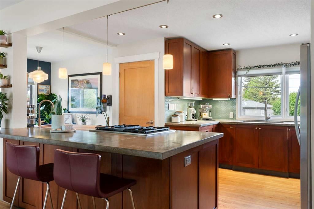14 Montrose Crescent NE, Calgary — photo 4 of 47