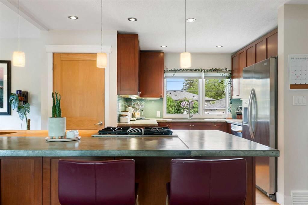 14 Montrose Crescent NE, Calgary — photo 5 of 47