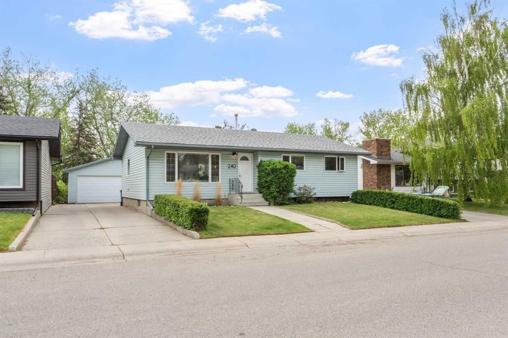240 Lynnview Way SE, Calgary — photo 2 of 41
