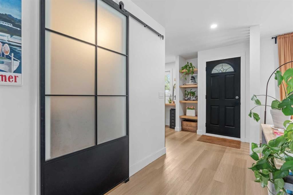 240 Lynnview Way SE, Calgary — photo 3 of 41